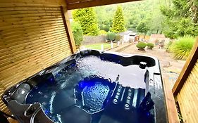 Lakeside View With Hot Tub